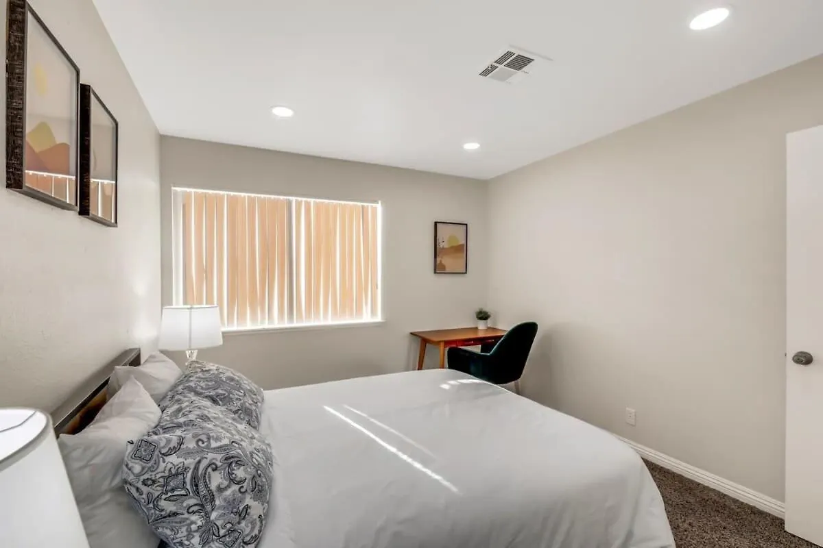 Holiday home Midcentury Modern Home With Pool 10 Min To Strip Great For Family Las Vegas