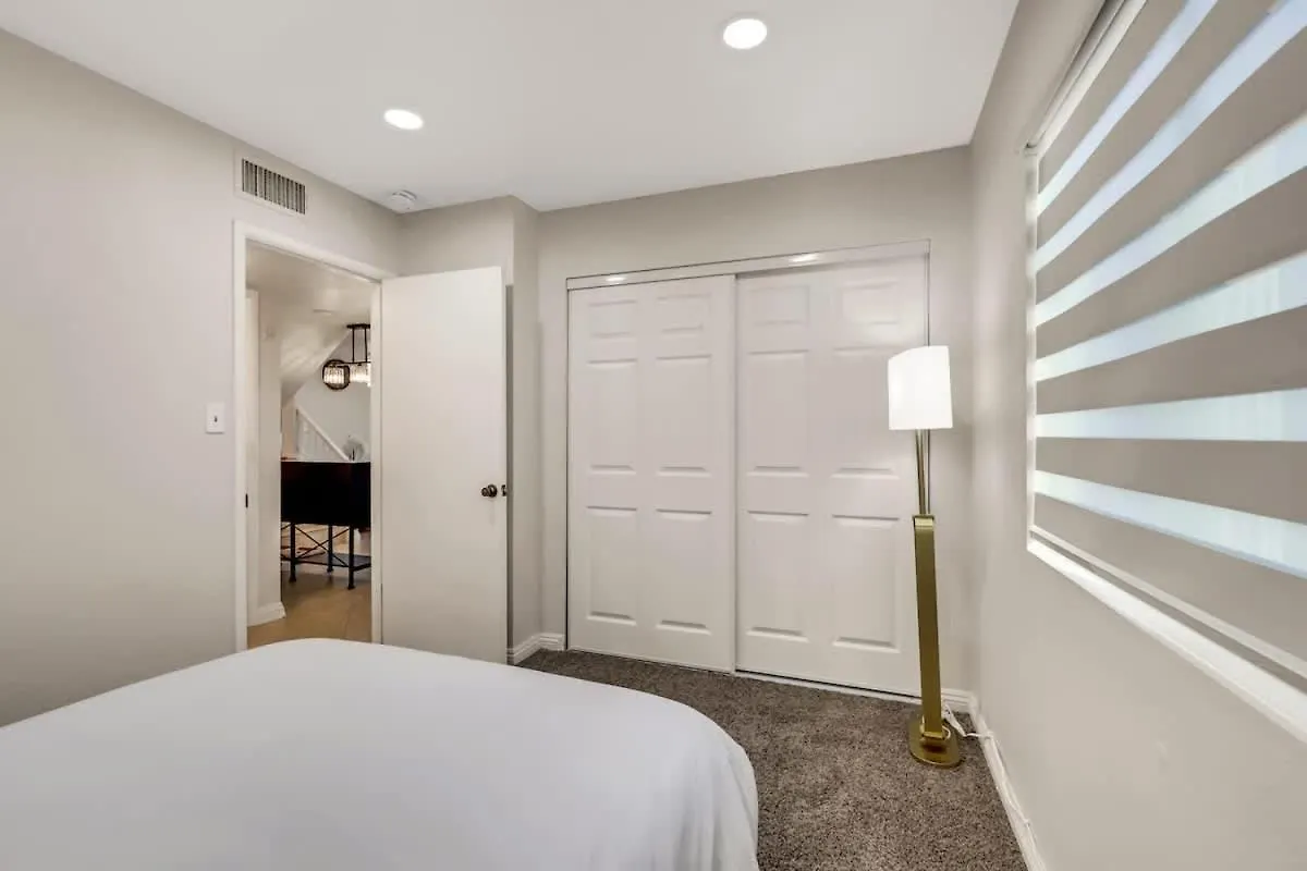 Midcentury Modern Home With Pool 10 Min To Strip Great For Family Las Vegas Holiday home