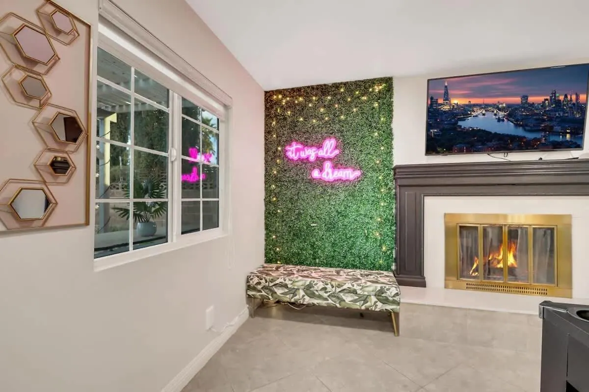Holiday home Midcentury Modern Home With Pool 10 Min To Strip Great For Family Las Vegas